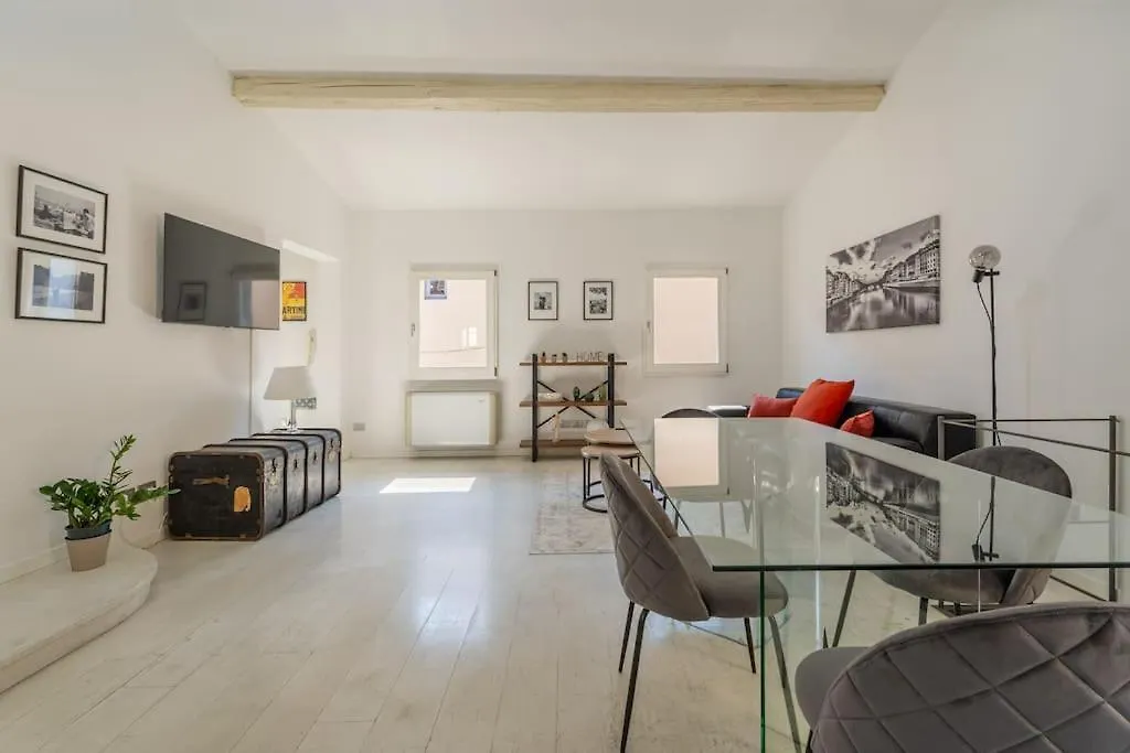 Lion 32 Apartment Florence Italy